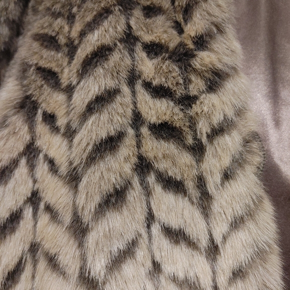 Faux Fur jacket with hood - Picture 12 of 13